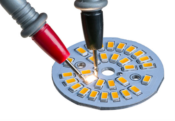 PCB de aluminio circular con pads de LED SMD y soldador de precisión